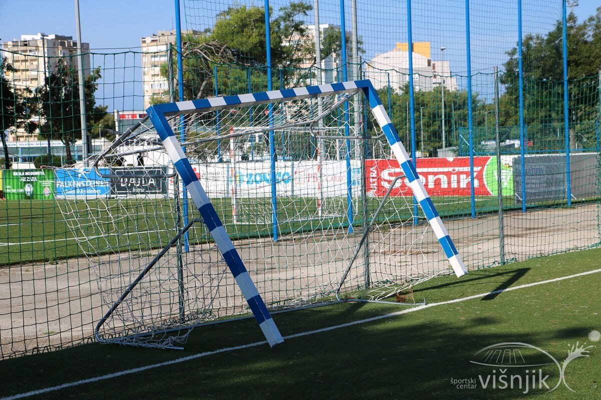 visnjik-sc-visnjik-šc-višnjik-sportski-centar-zadar-nevrijeme-posljedice-olujni-vjetar-radovi-uklanjanje-posljedica-nevremena-srušeni-borovi-oluja-zadarski-kraj-jugo