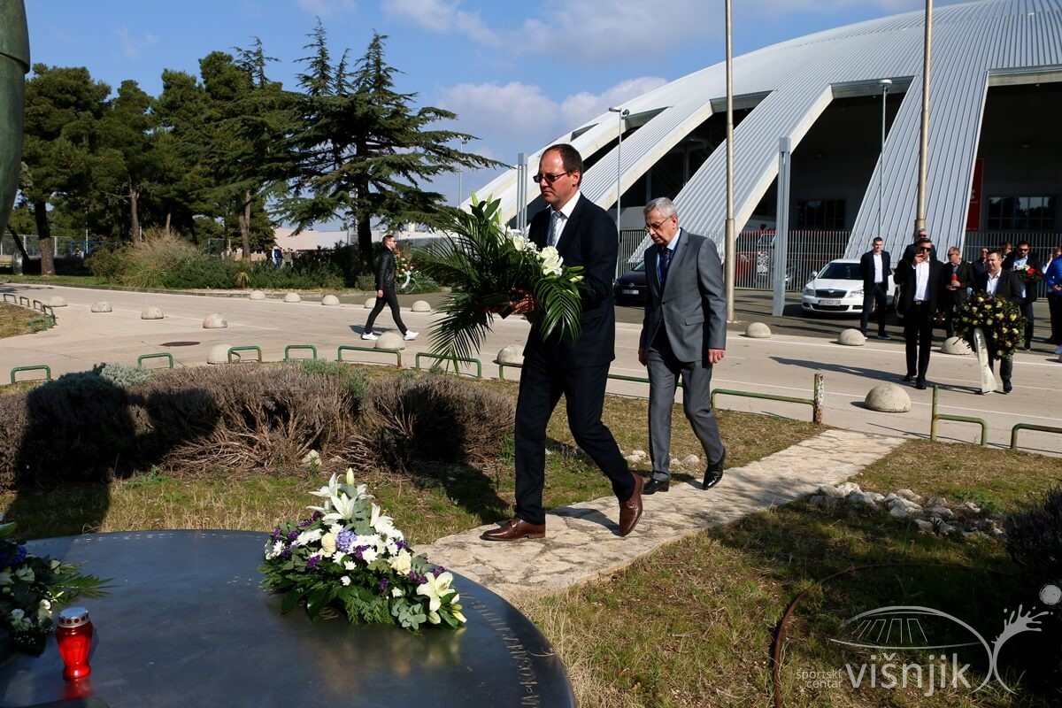 visnjik-sc-visnjik-šc-višnjik-sportski-centar-dvorana-krešimir-ćosić-kup-krešimira-ćosića-košarka-hks-stojko-vranković-denis-karlović-polaganje-vijenaca