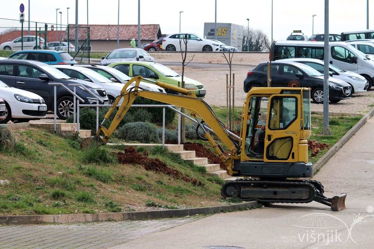 visnjik-sc-visnjik-šc-višnjik-sportski-centar-zadar-dvorana-krešimir-ćosić-zatvoreno-bazensko-plivalište-bazen-kompleks-vanjskih-terena-dječje-igralište-radovi-pošumljavanje-sadnja-stabla-zelene-površine