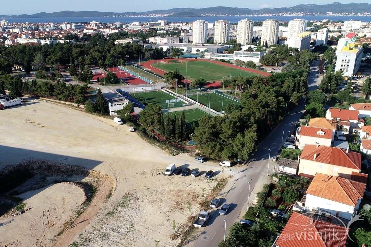 visnjik-sc-visnjik-šc-višnjik-sportski-centar-zadar-teniski-centar-tenis-adria-tour-hts-volonteri-novak-đoković-sport-teniski-savez-organizacija-turnir-tennis-humanitarni-marin-čilić-borna-ćorić-teniski-stadion-zadar-hrvatska-croatia-zatvaranje-ulice-slavka-perovića-regulacija-prometa