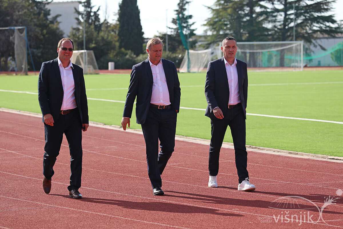 visnjik-sc-visnjik-sportski-centar-zadar-nogometni-teren-umjetna-trava-otvaranje-posjeta-obilazak-gradonačelnik-branko-dukić-direktor-denis-karlović-marijan-kustić-hns