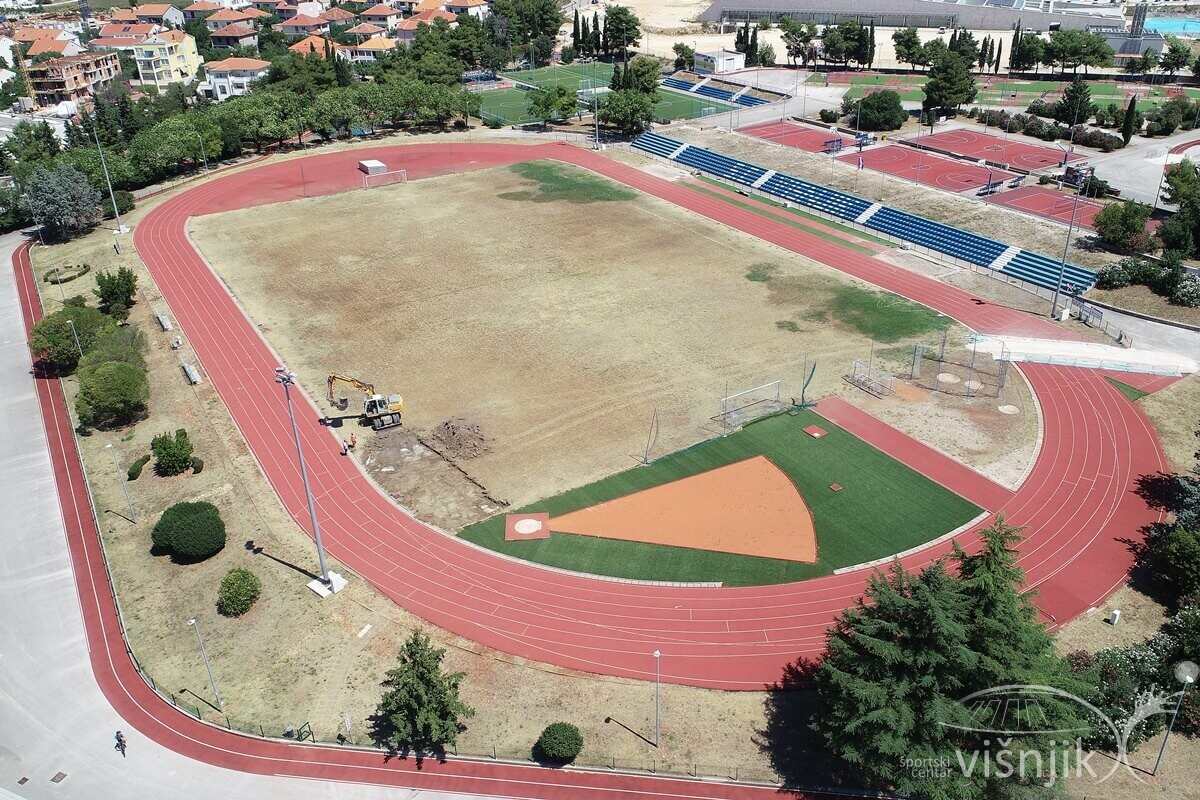 visnjik-sc-visnjik-šc-višnjik-sportski-centar-zadar-kompleks-otvorenih-terena-nogometno-igralište-umjetna-trava-radovi-postavljanje-galerija-pogledajte-tijek-radova